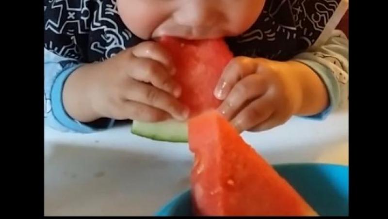 VIDEO! Cunoaște-l pe bebelușul verii: Reacția lui atunci când gustă din pepene este ADORABILĂ