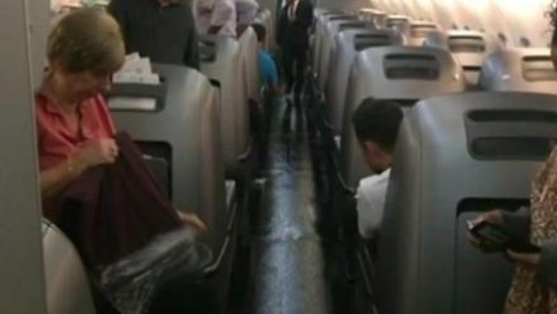 Inundaţie la înâlţime: Pasagerii unui avion s-au trezit cu un 