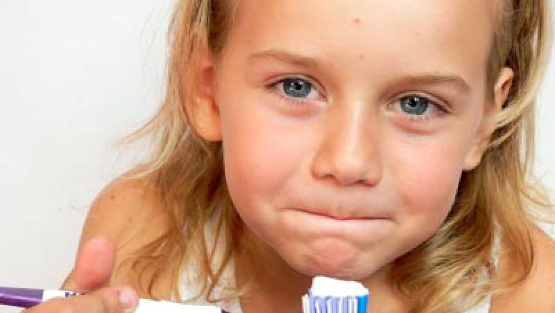 Ai grijă de sănătatea copiilor tăi! Iată cum să-i convingi să se spele pe dinţi!