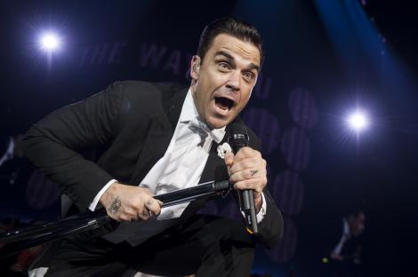 Accident TERIBIL! Robbie Williams i-a rupt mâna unei femei, în timpul unui concert