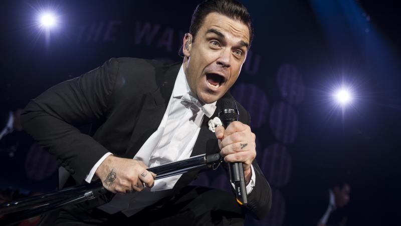 Accident TERIBIL! Robbie Williams i-a rupt mâna unei femei, în timpul unui concert