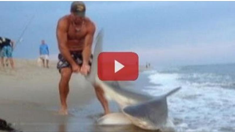 VIDEO TERIFIANT! A prins, cu mâinile goale, un RECHIN și s-a luptat cu el câteva minute bune