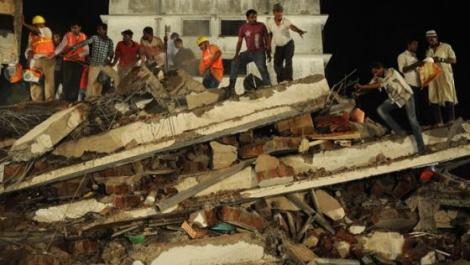 TRAGEDIE! O clădire prăbuşită în India a adus moartea a 61 de oameni