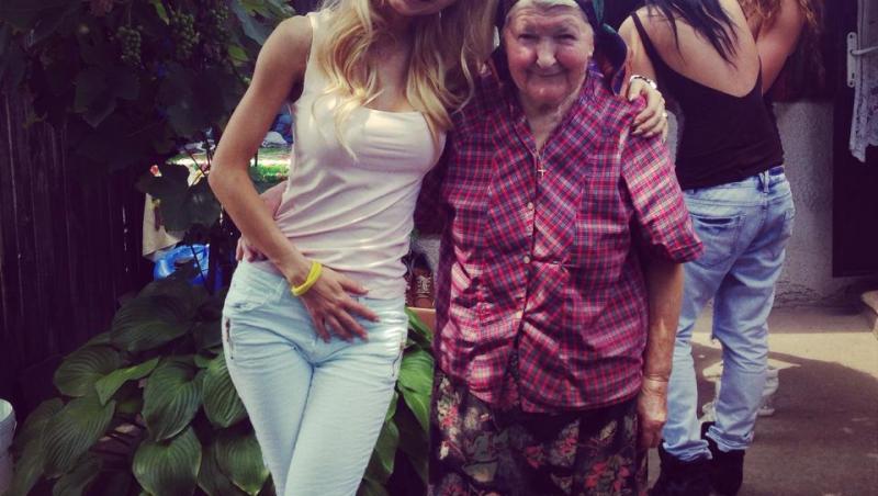 Andreea Bălan, în vizită la bunica sa