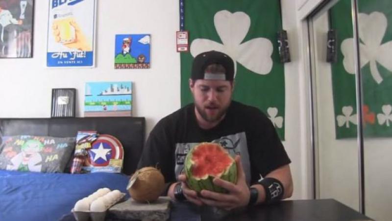 VIDEO! Un american a mâncat un pepene verde cu tot cu coajă