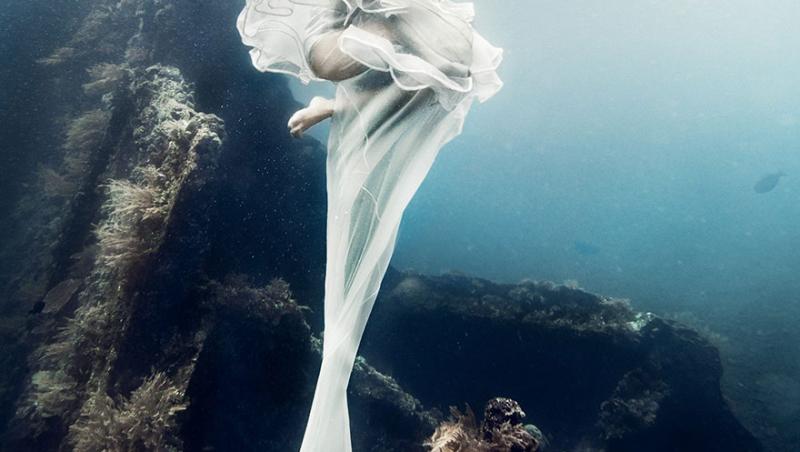 Galerie FOTO! Şedinţă foto în rochii diafane, la 25 de metri sub apă