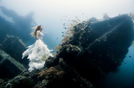 Galerie FOTO! Şedinţă foto în rochii diafane, la 25 de metri sub apă