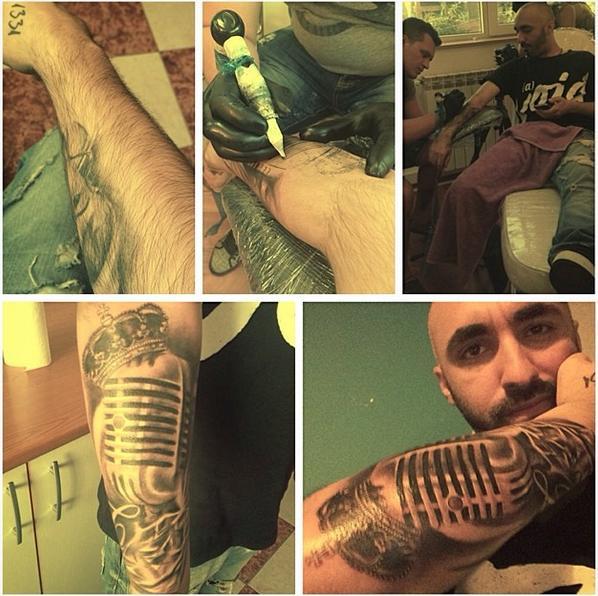 FOTO: Un cunoscut C&Acirc;NTĂREŢ rom&acirc;n e de nerecunoscut! Vezi ce şi-a putut face pe M&Acirc;INI