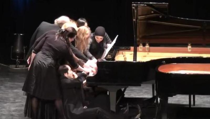 Este UIMITOR! 12 artişti cântă la un pian, în acelaşi timp