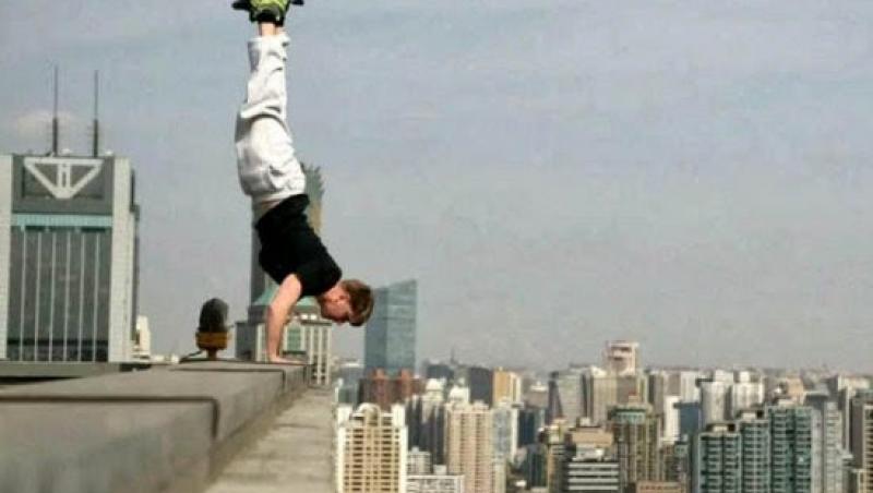 Nebunie dusă la extrem! A stat în mâini pe marginea unei clădiri cu 40 de etaje