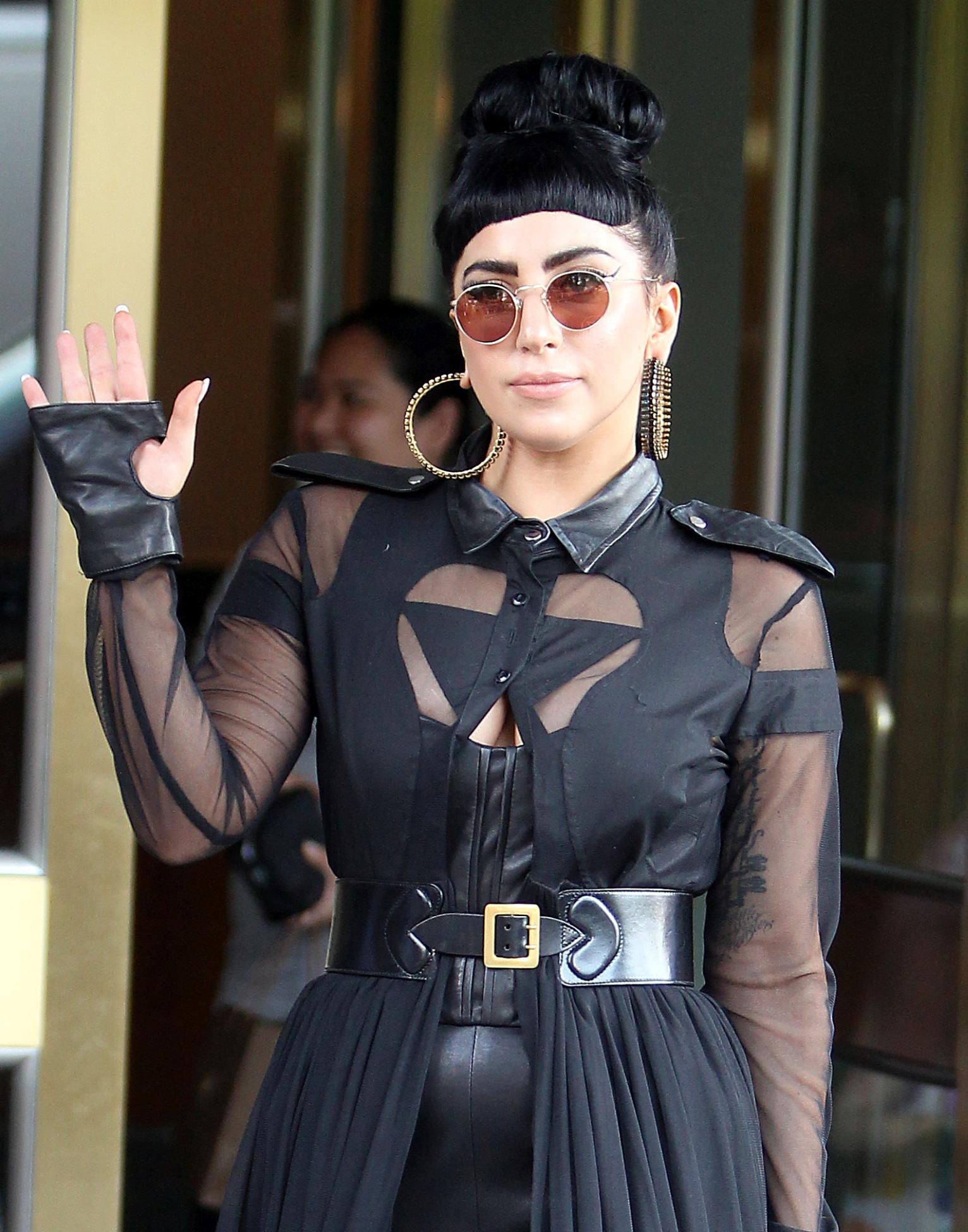 C&acirc;inele lui Lady Gaga, la fel de extravagant ca şi ea: Animalul poartă un colier de perle