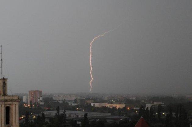 Ploi şi vreme ur&acirc;tă! Prognoza meteo pentru joi şi vineri