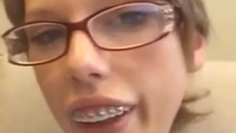 Taylor Swift și-a pus ochelari și un aparat dentar gigantic: N-o mai recunoști!