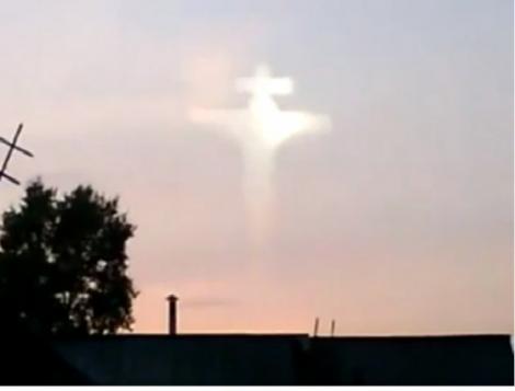 Dovada că DUMNEZEU EXISTĂ! O cruce a apărut pe cer