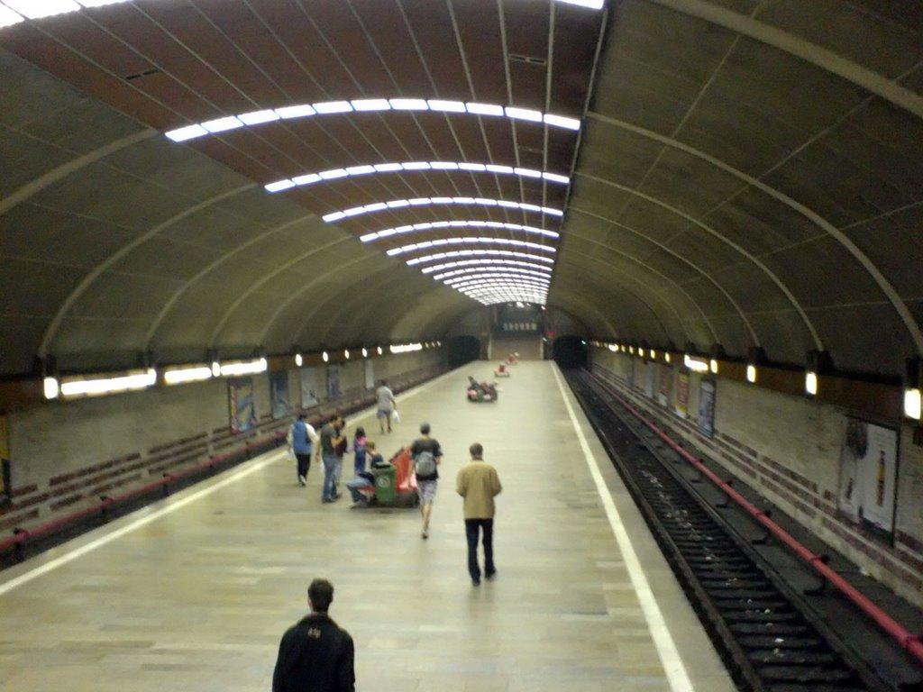 ȘOCANT! Un cărucior &icirc;n care se afla un bebeluş a fost &icirc;mpins de curentul de aer pe şinele unei stații de metrou