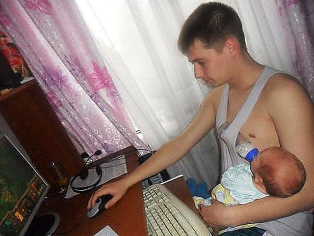 Totul pentru a nu rata nicio postare pe Facebook! Uite cum își ține un tată copilul, în timp ce navighează pe internet