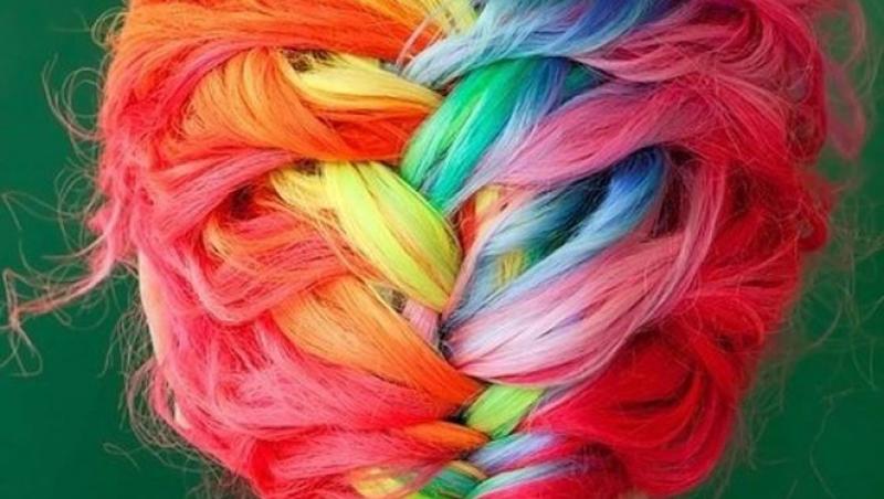 O nouă modă: părul vopsit în culorile curcubeului