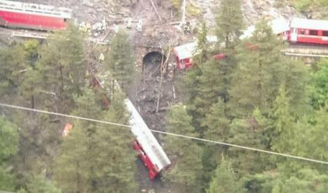 Momente de groază! Un tren a deraiat în Elveţia, iar două vagoane atârnă suspendate într-o prăpastie