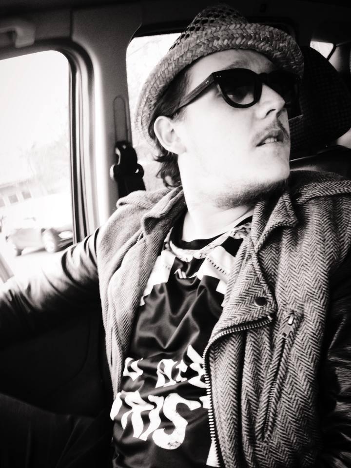 What's Up a renunţat la vacanţă ca să adune bani pentru nuntă