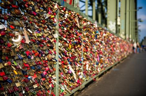 Povara iubirii, prea grea pentru podurile de peste Sena, din Paris