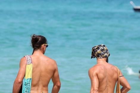 Ultima fiță la Saint Tropez: Slipii din frunze purtați de bărbații sexy