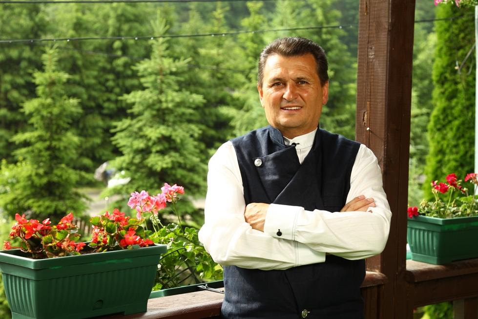 Orice naş &icirc;şi are naşul! Uite cum arată soția lui nea Marin