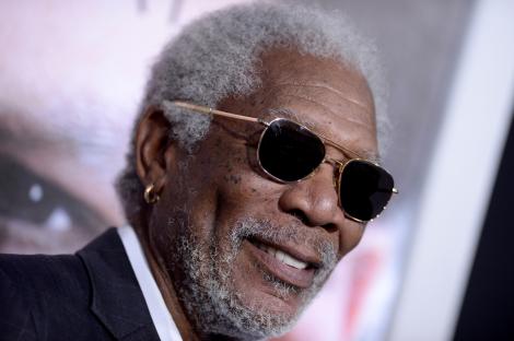 Are 77 de ani, dar nu și-a pierdut farmecul: Morgan Freeman le-a dat pe spate pe trei fane sexy!