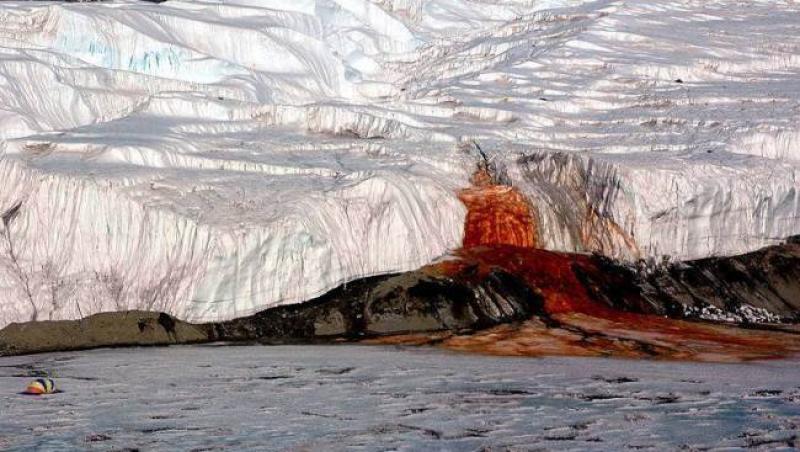 Spectacol al naturii: Așa arată cascada însângerată din Antarctica!