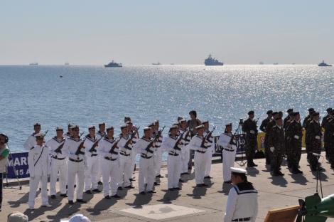 Temperaturile caniculare au creat probleme la Ziua Marinei! Mai mulţi militari au leşinat în timpul festivităţilor de la malul mării
