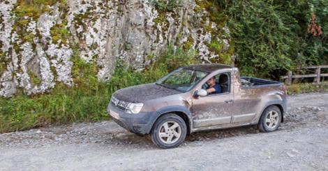 Fără camuflaj: Papucul Dacia Duster ar putea avea benă extensibilă și 4x4