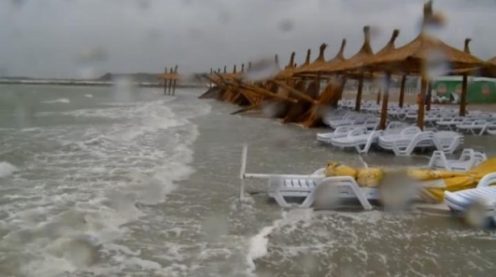 După caniculă a venit potopul! O ploaie torențială a paralizat &icirc;ntreg litoralul