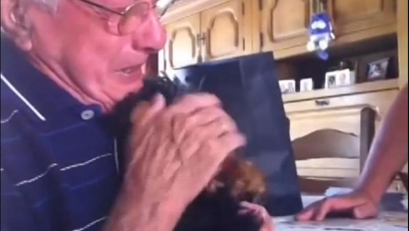 Bătrânul a izbucnit în lacrimi când a luat căţelul în braţe