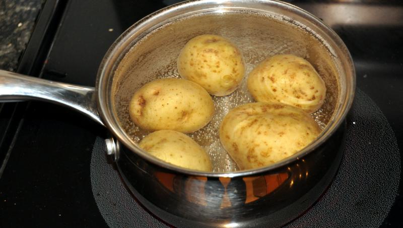 Metodă simplă pentru a curăţa cartofii fierţi