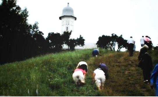 Suceava: Sute de armeni au urcat &icirc;n genunchi p&acirc;nă la mănăstirea Hagigadar