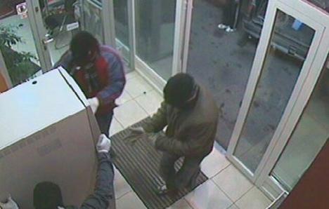 Au &icirc;ncercat să fure un bancomat, &icirc;nsă modul &icirc;n care au acționat e de tot R&Acirc;SUL!