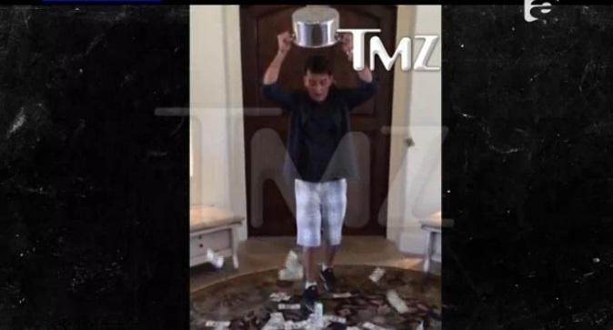 Jocul cu găleata, după regulile lui! Charlie Sheen şi-a turnat bani &icirc;n cap