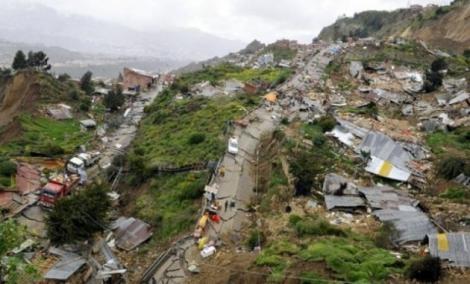 Inundațiile și alunecările de teren au făcut aproape 200 de morți, în Nepal și India