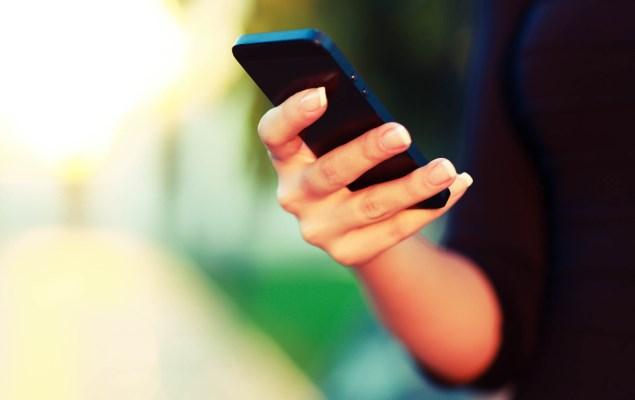 Ai grijă dacă și tu faci asta! Adolescentă, UCISĂ &icirc;n somn chiar de &Icirc;NCĂRCĂTORUL de la telefonul mobil! Cum a fost posibil!