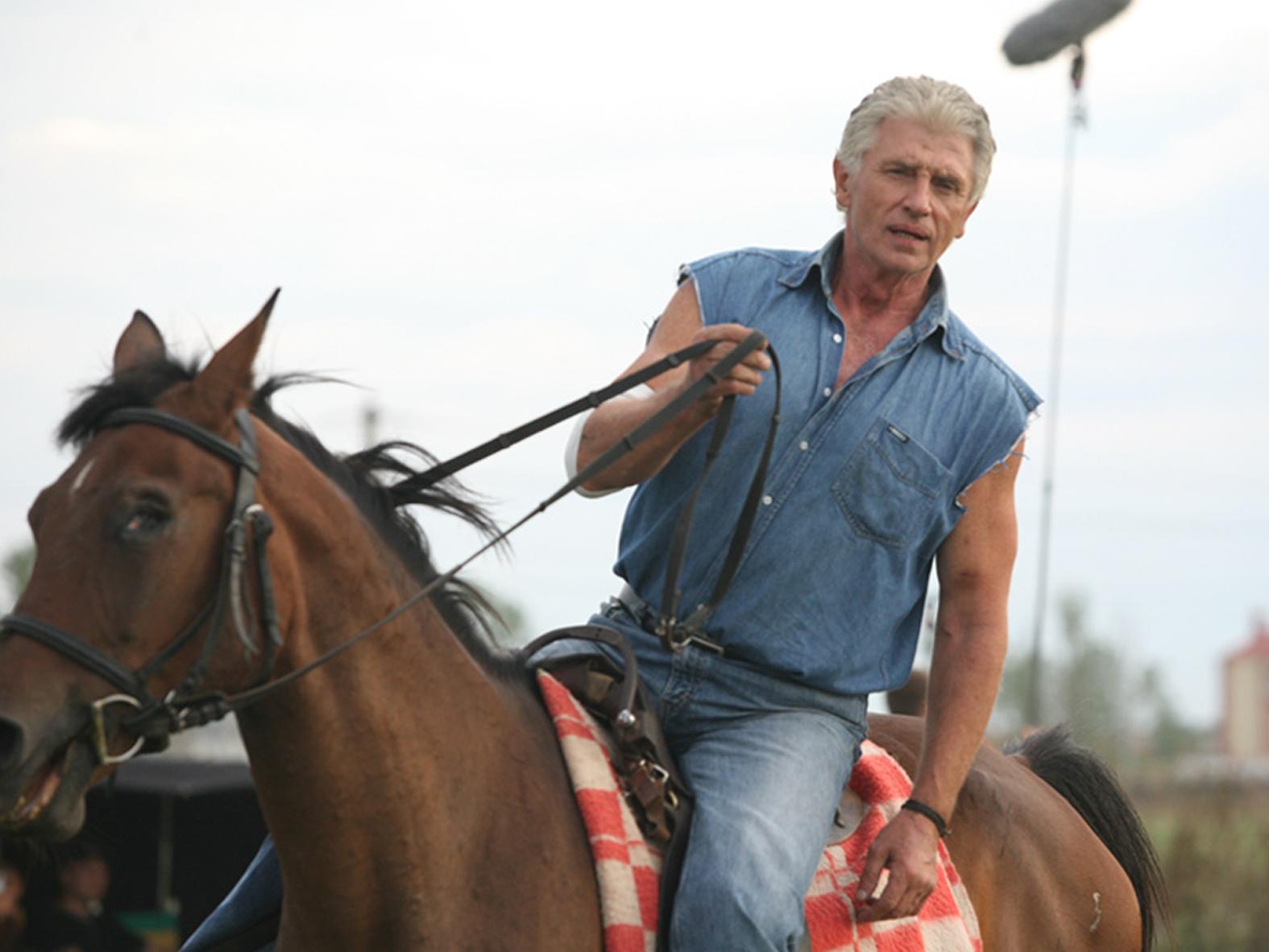 Actori şi prieteni au pl&acirc;ns la căpăt&acirc;iului lui Szobi Cseh! Cascadorul va fi &icirc;nmorm&acirc;ntat m&acirc;ine cu onoruri militare