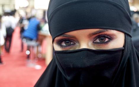 I-a smuls vălul unei prințese din Qatar! Vezi ce a pățit