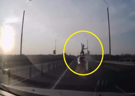 VIDEO: Accident TERIFIANT pe o autostradă din Rusia! Doar un MIRACOL l-a salvat