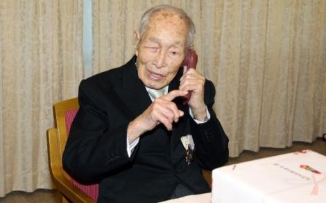 Cum arată cel mai bătrân bărbat din lume! Are 111 ani şi iubeşte la nebunie să...citească poezie chineză!