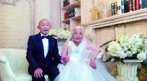 S-au căsătorit în 1946, însă şi-au făcut pozele de nuntă ACUM, în 2014! Cum arată cei doi miri după 68 de ani!