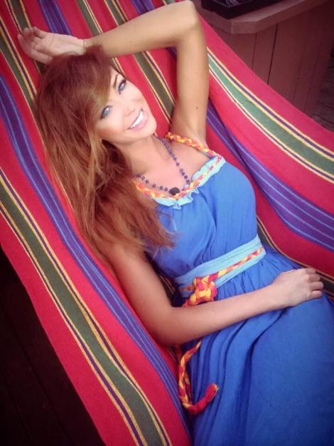 Bianca Drăgușanu i-a dăruit unei fane rochia pe care a creat-o la ”Poftiți pe la noi!”