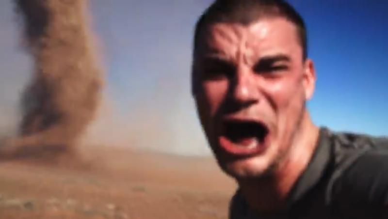 Cel mai periculos selfie: Uite cum s-a pozat un australian lângă o tornadă!