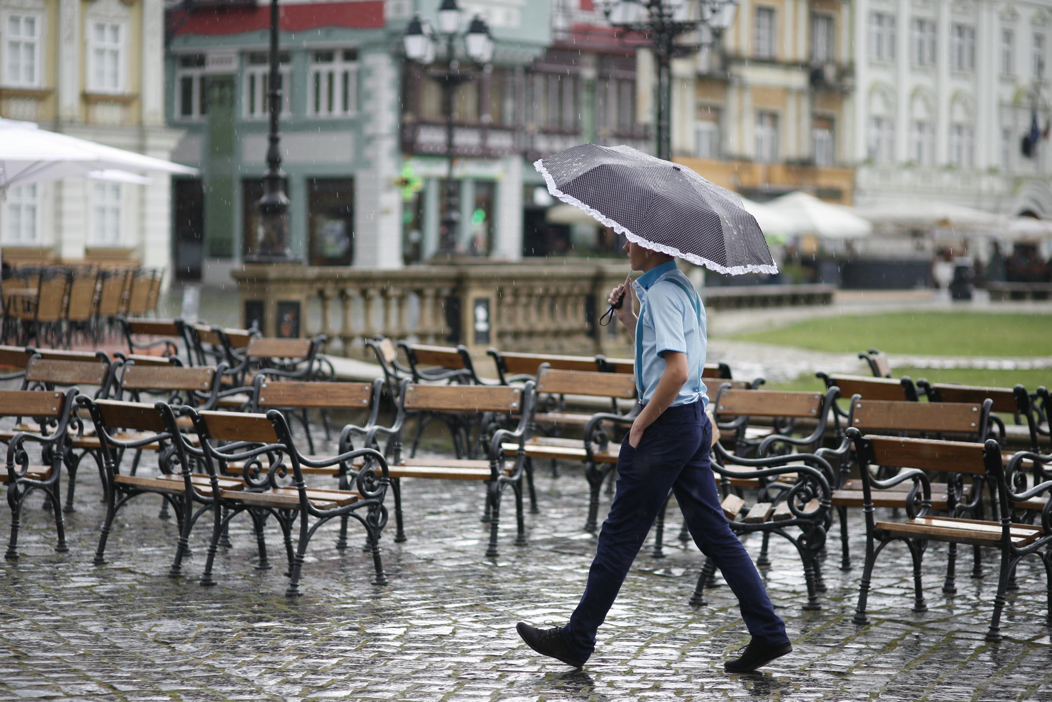 Nu vă faceți planuri de weekend: Ne așteaptă ploi şi vijelii!