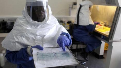 Premieră! Un expert al OMS este afectat de Ebola