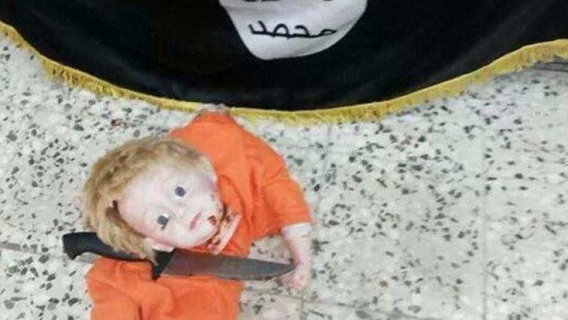 Este CUTREMURĂTOR! Un copil reconstituie DECAPITAREA jurnalistului James Foley, folosind o păpușă