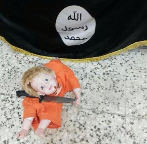 Este CUTREMURĂTOR! Un copil reconstituie DECAPITAREA jurnalistului James Foley, folosind o păpușă