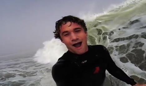 SPECTACULOS! Imaginile uluitoare surprinse de un surfer în interiorul unui val URIAȘ!